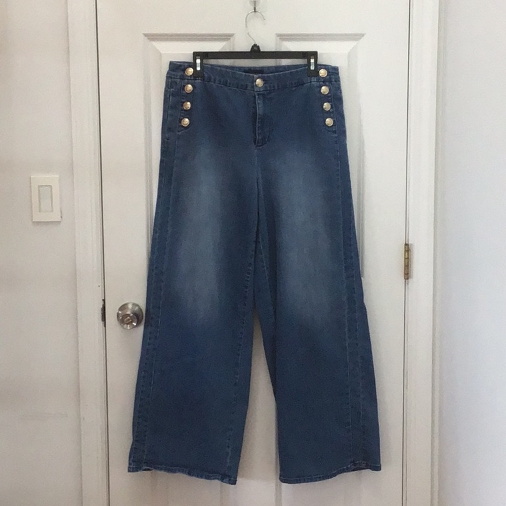 Charter Club wide leg jeans with navy styling and brass buttons Sz 12